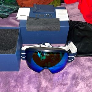 Never worn Dior ski goggles received as a gift willing to negotiate